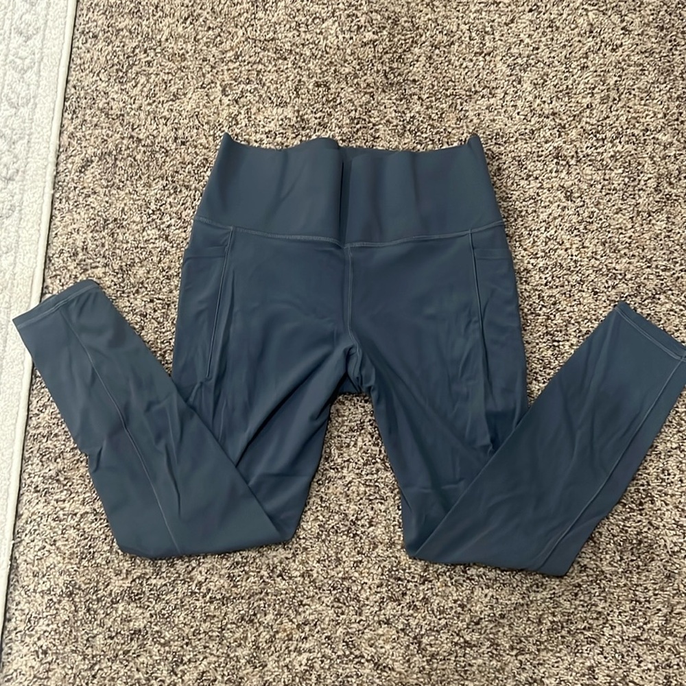 Athleta salutation stash pocket II 7/8 tight. Never worn, tags removed.